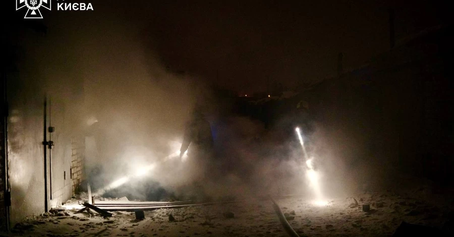 Россияне атаковали Киев: есть перебои со светом и водой, изменено движение поездов метро