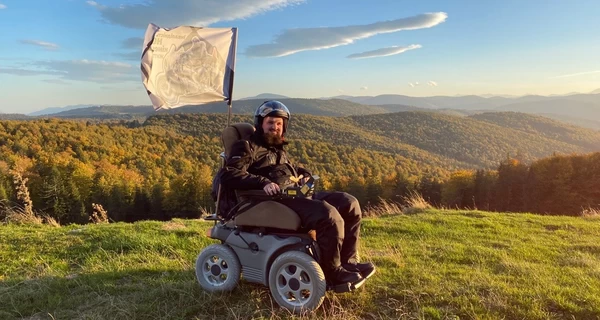 Історія Івана Космини: на 85% паралізоване тіло, три написані книги та інклюзивна революція в Чорткові