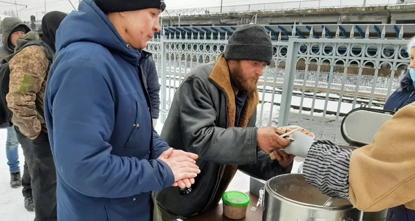 Допомога поруч: хто і як допомагає в морози самотнім літнім людям