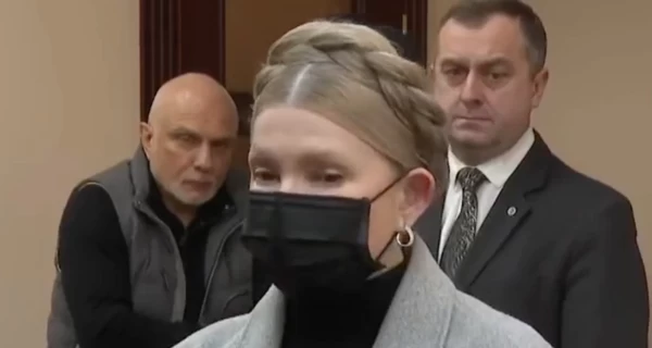 Тимошенко прийшла до суду в масці та поскаржилась на 40-градусну температуру