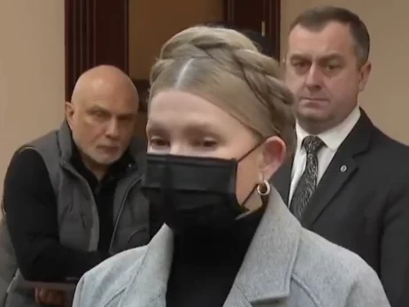 Тимошенко прийшла до суду в масці та поскаржилась на 40-градусну температуру