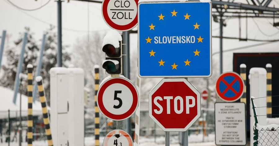 На Закарпатті водій-ухилянт покинув автобус з пасажирами та втік до Словаччини