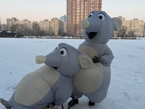 Гігантські миші танцювали на замерзлому озері Києва: історія несподіваного перформансу