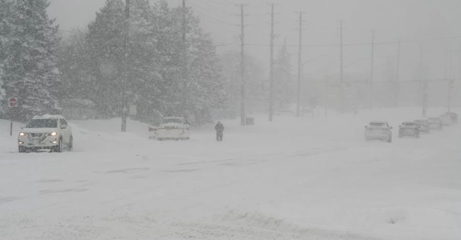 США накрыл мощный снежный шторм, в Нью-Йорке замерзли насмерть три человека