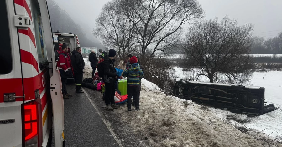 Біля Ужгорода перекинувся автобус з дітьми, які їхали з Києва в Карпати 