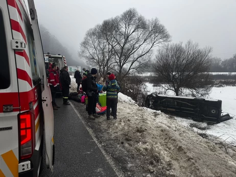 Біля Ужгорода перекинувся автобус з дітьми, які їхали з Києва в Карпати 