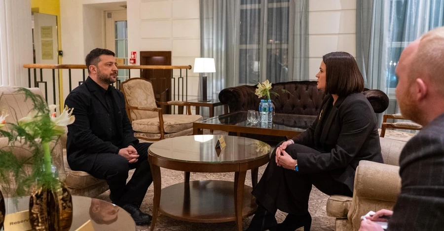 Зеленський уперше провів двосторонню зустріч з Тихановською: запросив її до Києва 