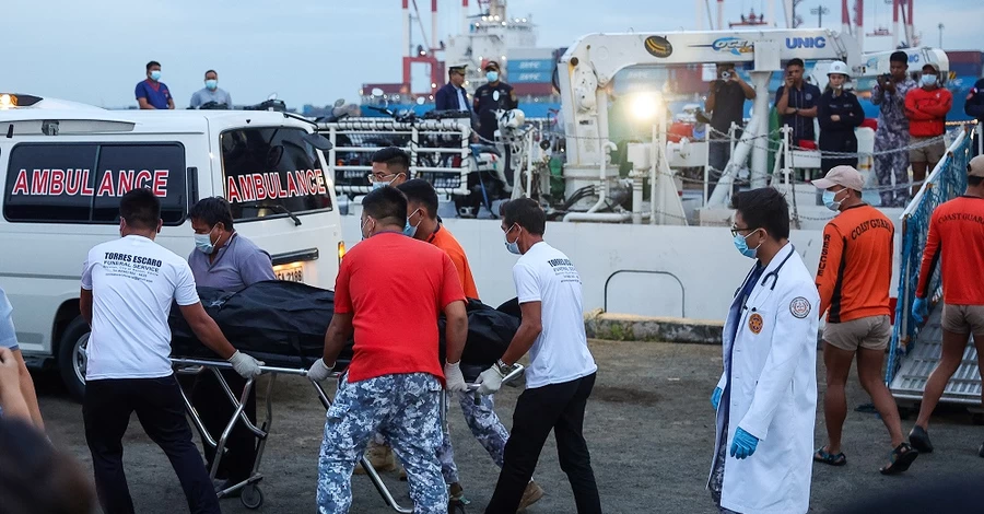 Біля берегів Філіппін затонув пором з 359 людьми на борту