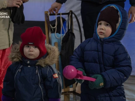 Как уберечь ребенка от холода, когда зима за окном и в квартире: советы педиатра