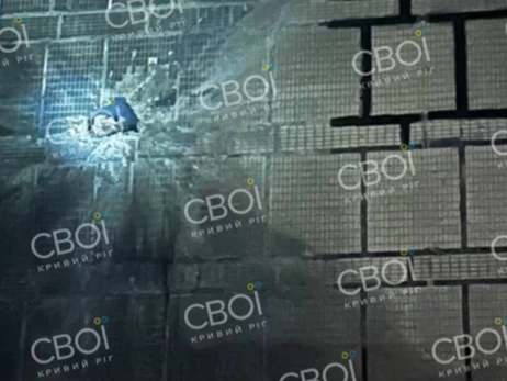 Російський дрон влучив у багатоповерхівку в Кривому Розі