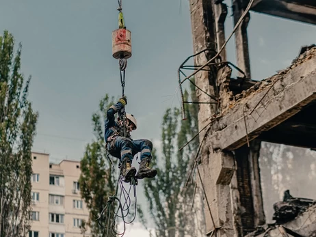 На енергообʼєкті Києва з 20-метрової висоти на смерть зірвався рятувальник-верхолаз