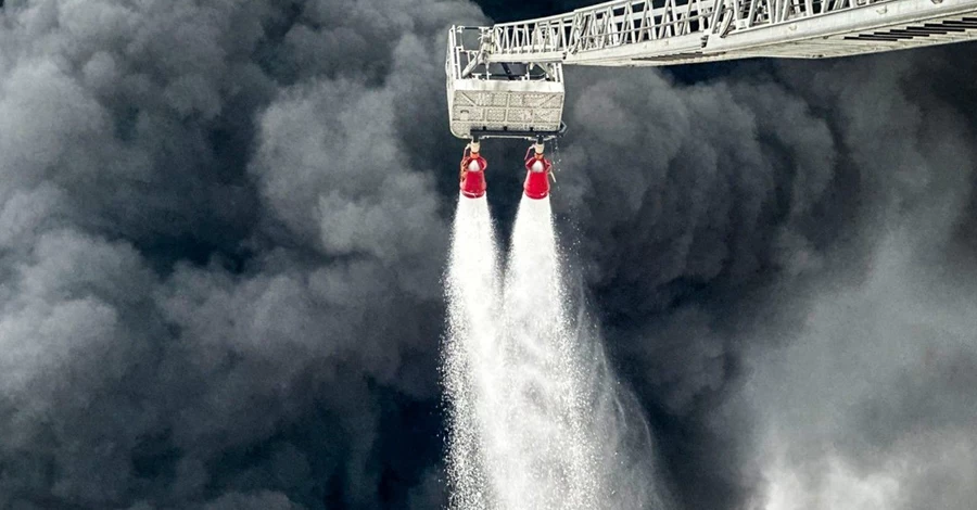 Росіяни вдарили по енергооб’єкту в Бродах - місто у диму