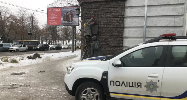 В Киеве починили памятник Анатолию Кузнецову, поврежденный накануне годовщины Холокоста