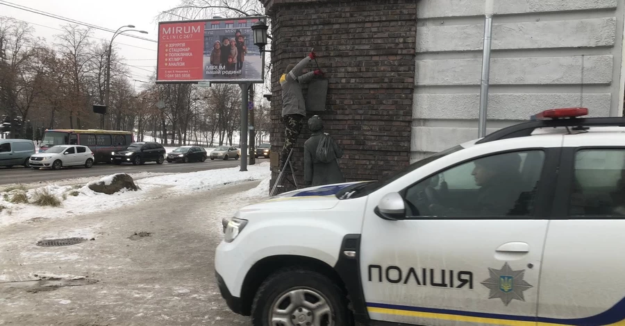 В Киеве починили памятник Анатолию Кузнецову, поврежденный накануне годовщины Холокоста