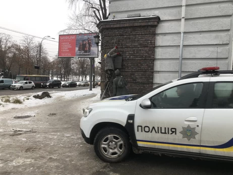 У Києві полагодили пам’ятник Анатолію Кузнецову, який пошкодили напередодні річниці Голокосту