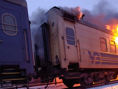 На Харківщині росіяни вдарили по пасажирському потягу, є постраждалі