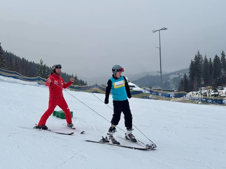 Впервые в Украине - ветеран Николай Шот, потерявший на войне четыре конечности, стал на лыжи