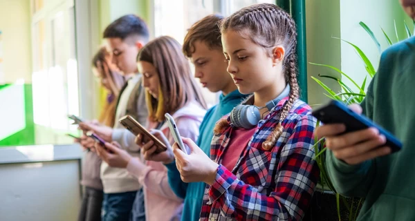 Обмеження доступу дітей до соцмереж: Україна придивляється до досвіду Франції та США