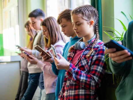 Обмеження доступу дітей до соцмереж: Україна придивляється до досвіду Франції та США