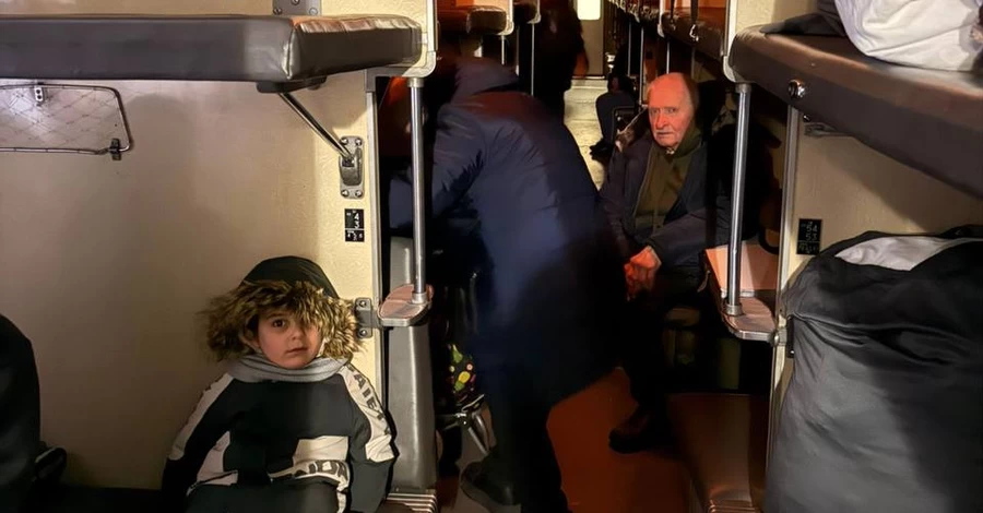 УЗ змінює маршрути поїздів та пересаджує людей на автобуси