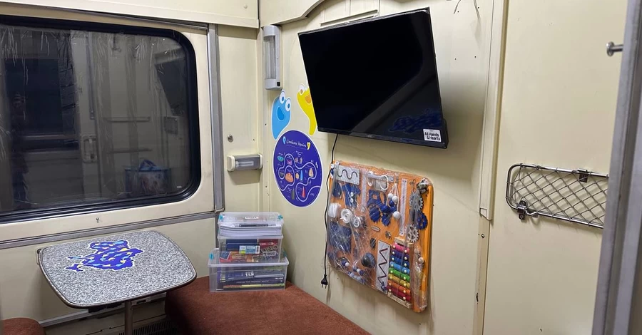 Укрзалізниця розмістила «Вагони незламності» в Києві та Харкові