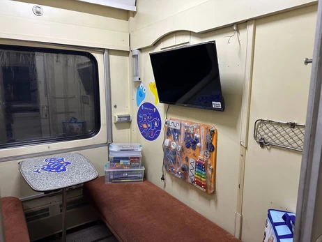 Укрзалізниця розмістила «Вагони незламності» в Києві та Харкові