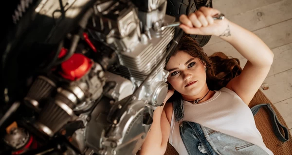 Автомеханікиня із Чорткова: Чоловіки спочатку дивуються, а потім записуються «до Ілони»