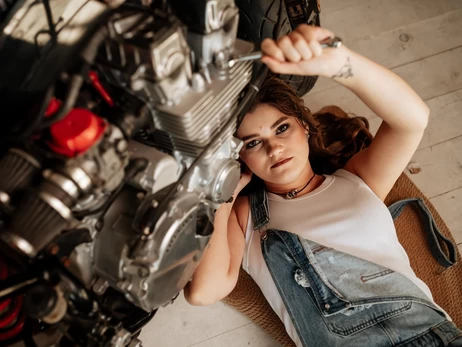 Девушка-автомеханик с Черткова: Мужчины сначала удивляются, а позже записываются «к Илоне»