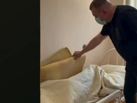 Без матрасов и медпомощи – представитель омбудсмена показал условия в частном пансионате на Закарпатье