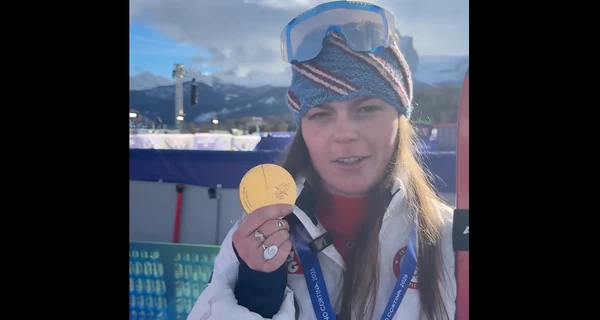 На Олимпиаде-2026 ломаются медали, “спасая” спортсменов от удушения