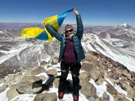 Украинка покорила самый высокий вулкан планеты и развернула желто-голубой флаг
