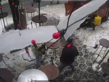 В центре Луцка глыба льда чуть не убила двух человек