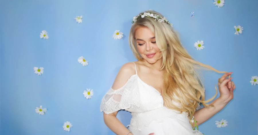 Аліна Гросу розсекретила стать майбутньої дитини у новому кліпі