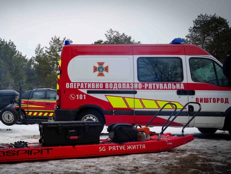 Под Киевом водолазы уже неделю ищут водителя автомобиля, провалившегося под лед