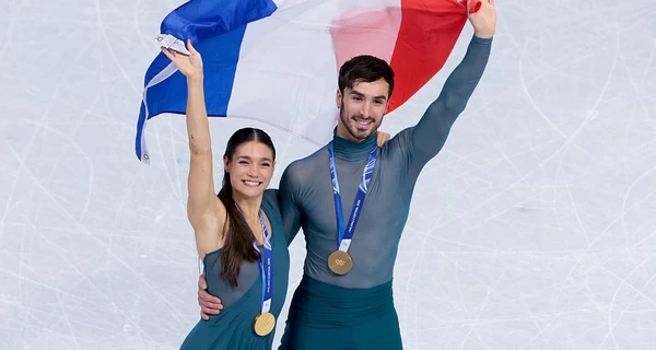 Скандальный французский дуэт фигуристов взял золото Олимпиады – за что их критикуют