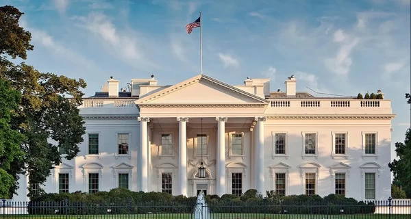 Белый дом опубликовал ко Дню влюбленных валентинки с Мадуро и Гренландией