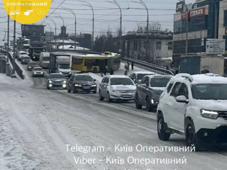 Ковзанка на дорогах: у Києві та на трасах області - суцільний лід і замети 