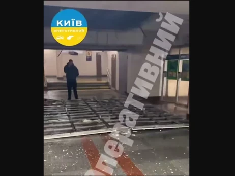 У Києві на виході зі станції метро «Теремки» обвалилася підвісна стеля