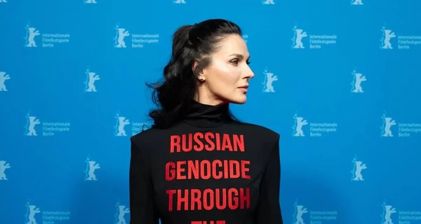 Маша Ефросинина появилась на Берлинале в платье с надписью 