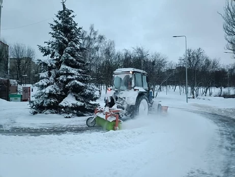 Киевлян рассмешили советы КГГА как пережить гололед - махать руками в такт ходьбе, а при падении присесть