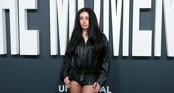 Charli XCX заявила о поддержке Украины после посещения вечеринки, организованной россиянкой