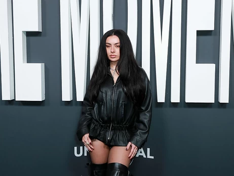 Charli XCX заявила о поддержке Украины после посещения вечеринки, организованной россиянкой