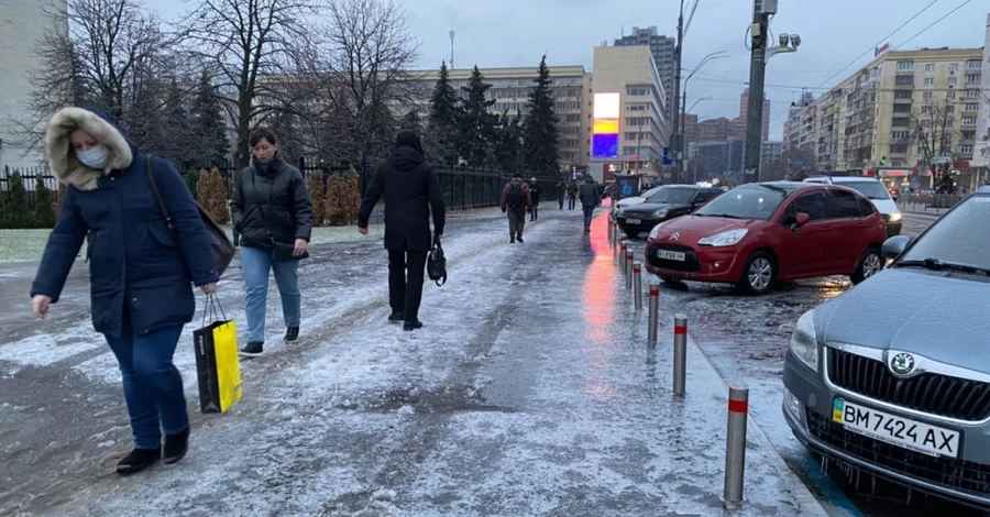 Гололедица в Киеве: накажут ли ответственных и как вернуть деньги за лечение травмы