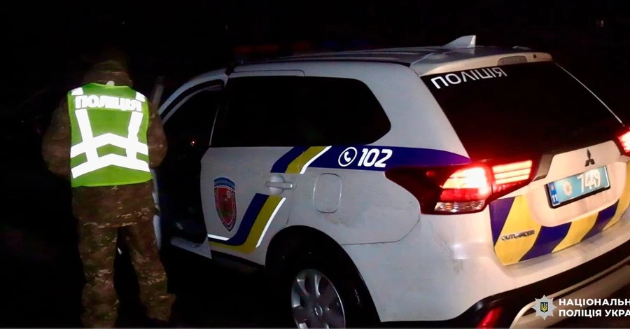 На Буковині невідомий підірвав гранату біля авто поліції, введена спецоперація