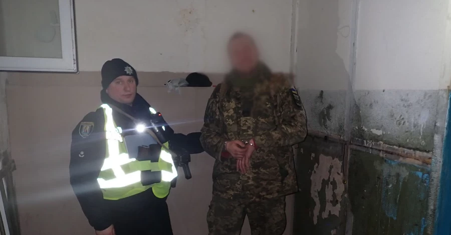 У Києві військовий у СЗЧ напав на двох перехожих 