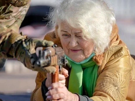 Пенсионерка с автоматом: как сегодня живет 82-летняя Валентина Константиновская после спасения из Мариуполя