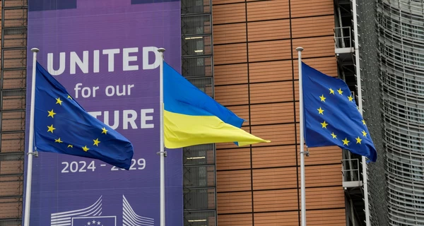 У Брюсселі біля будівлі Європейської комісії підняли прапор України