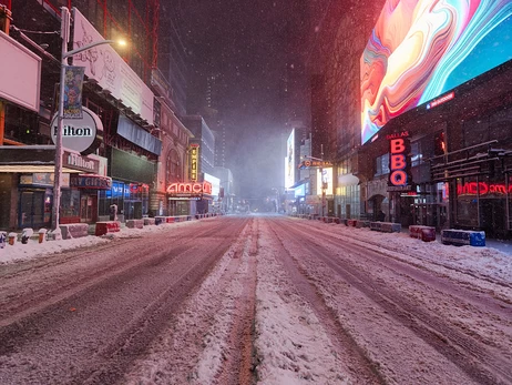В Нью-Йорке выпало полметра снега, город парализован