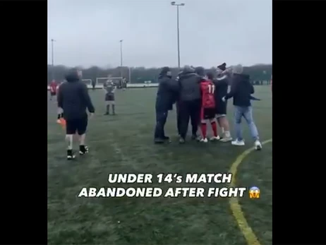 В Уэльсе родители устроили массовую драку на матче 14-летних футболистов