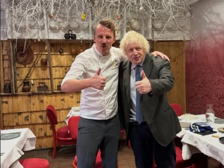 Борис Джонсон приїхав до Києва та поїв борщу у Клопотенка
